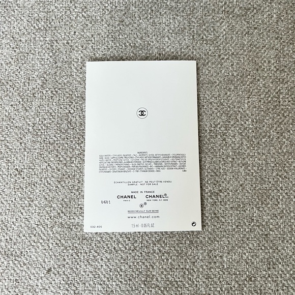 Chanel Multi-use Illuminating Base - Picture 3 of 3